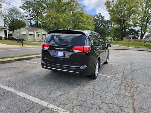 Used 2017 Chrysler Pacifica Touring-L w/ Tire & Wheel Group FWD image 20