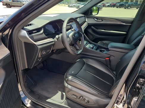 Used 2025 Jeep Grand Cherokee Limited w/ Black Appearance Package AWD/4WD image 9