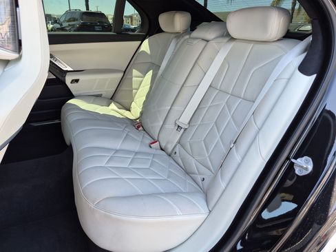 Used 2024 BMW 760i xDrive w/ Executive Package AWD/4WD image 31