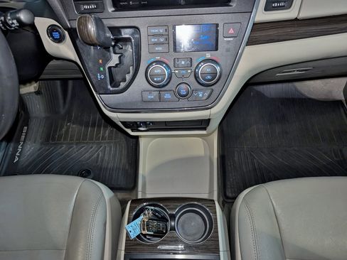 Used 2017 Toyota Sienna XLE image 40