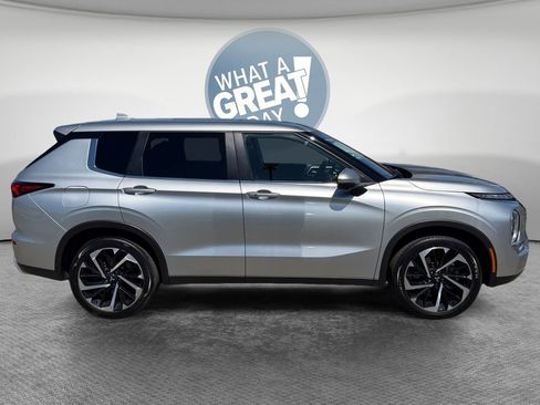 Used 2024 Mitsubishi Outlander SE AWD/4WD image 2