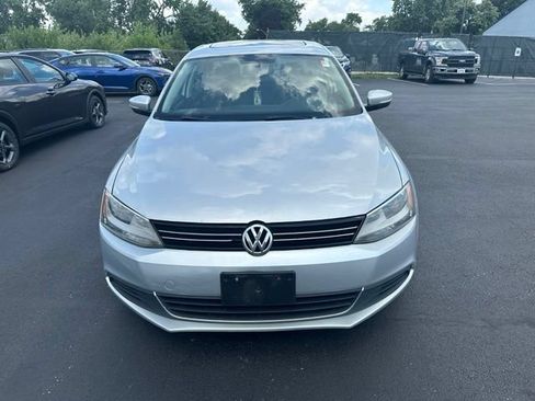 Used 2013 Volkswagen Jetta SE FWD image 2