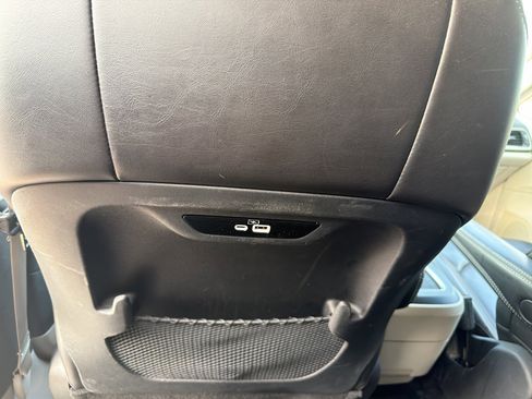 Used 2023 Chrysler Pacifica Touring-L image 35