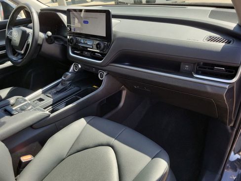 Used 2025 Toyota Grand Highlander AWD image 28