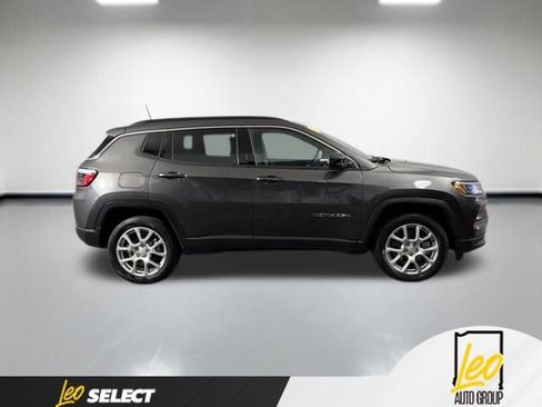 Used 2023 Jeep Compass Latitude w/ Sun and Sound Group AWD/4WD image 7