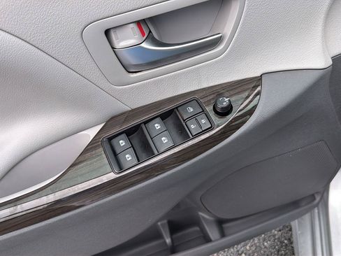 Used 2019 Toyota Sienna XLE Premium FWD image 30