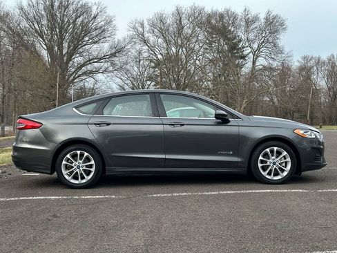 Used 2019 Ford Fusion SE image 2