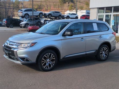 Used 2018 Mitsubishi Outlander ES image 2