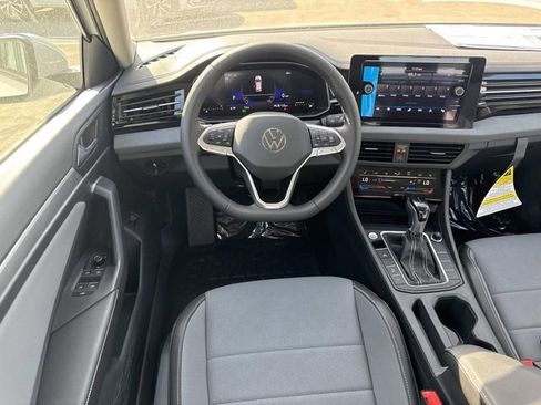 New 2025 Volkswagen Jetta SE FWD image 9