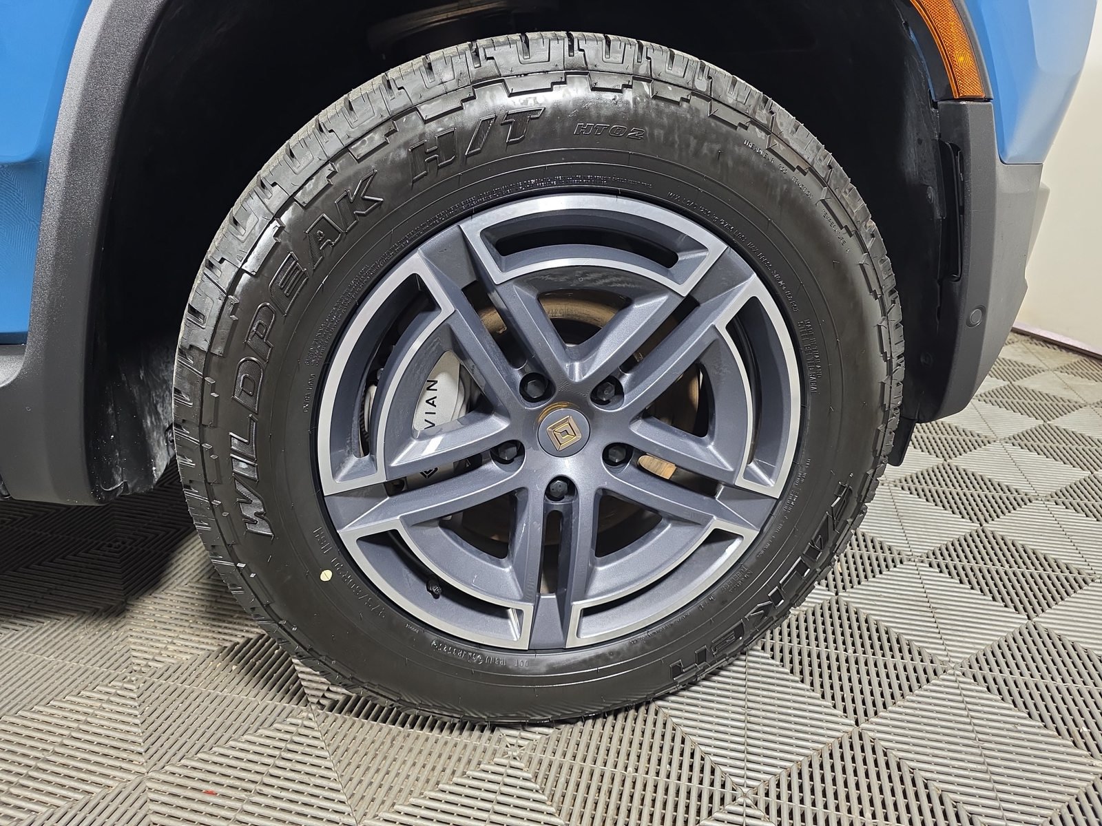 Used 2025 Rivian R1S Adventure Dual AWD/4WD image 11