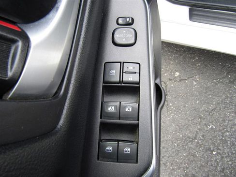 Used 2016 Toyota Camry SE image 10