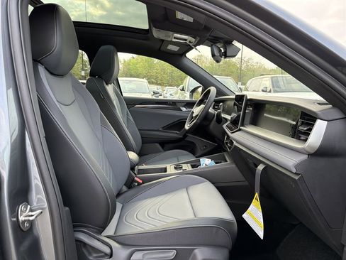 New 2026 Volkswagen Tiguan SE R-Line FWD image 18