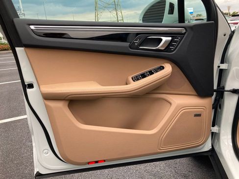 Used 2025 Porsche Macan image 21