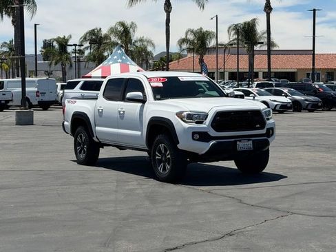 Used 2017 Toyota Tacoma TRD Off-Road w/ Tow Package (A/T) AWD/4WD image 3
