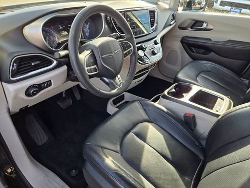 Used 2022 Chrysler Pacifica Touring-L FWD image 9