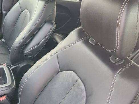 Used 2025 Chrysler Pacifica Select FWD image 24