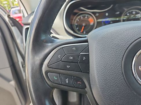 Used 2019 Jeep Cherokee Trailhawk w/ Cold Weather Group image 18