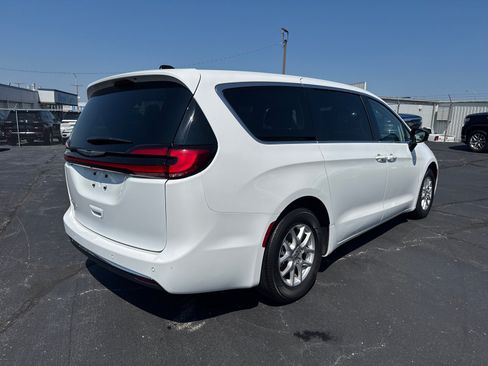 Used 2024 Chrysler Pacifica Touring-L FWD image 5