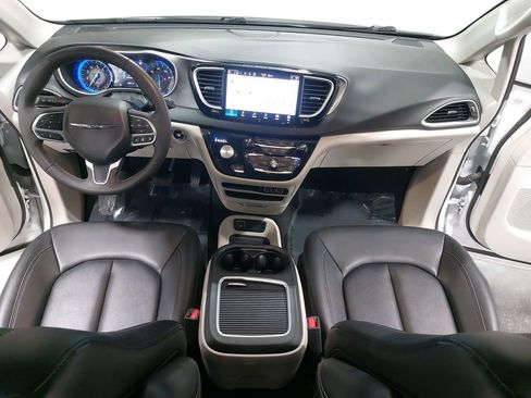 Used 2024 Chrysler Pacifica Touring-L image 9