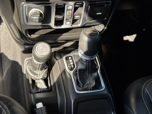 Used 2025 Jeep Gladiator Sport image 21