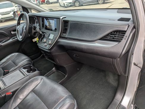Used 2017 Toyota Sienna SE image 32