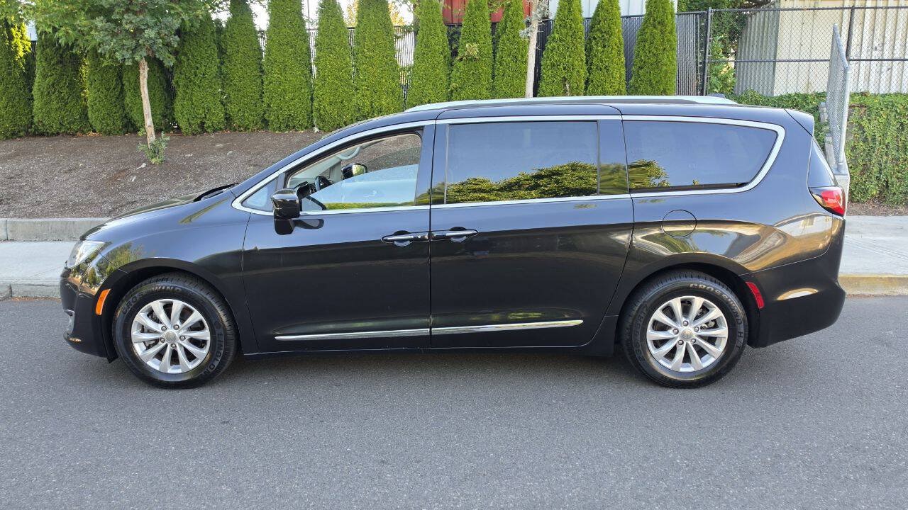 Used 2018 Chrysler Pacifica Touring-L FWD image 8