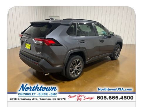 Used 2022 Toyota RAV4 XLE Premium AWD/4WD image 6