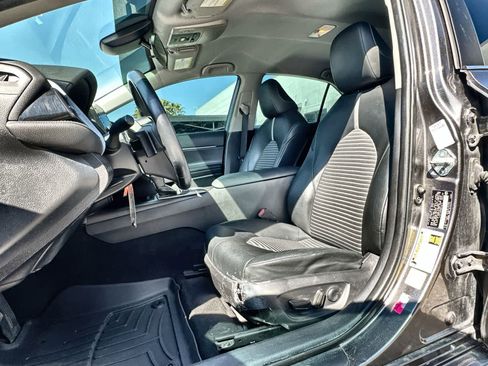 Used 2021 Toyota Camry SE image 3