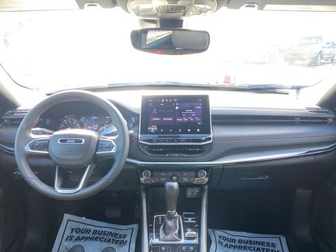 Used 2025 Jeep Compass Trailhawk image 17