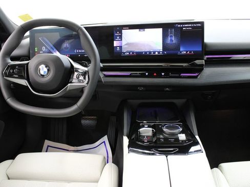 Used 2024 BMW 530i w/ Convenience Package image 8