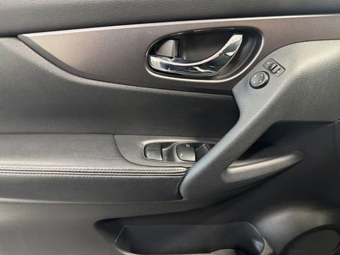 Used 2016 Nissan Rogue SV FWD image 25