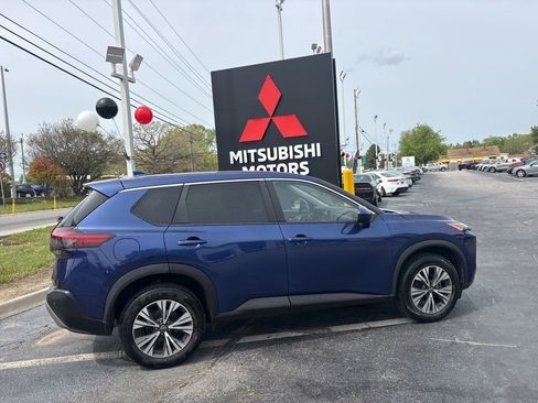 Used 2023 Nissan Rogue SV FWD image 2