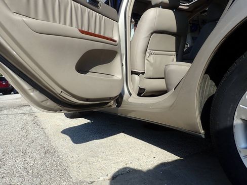 Used 2006 Toyota Camry XLE w/ VSC & Side Airbag Pkg FWD image 14