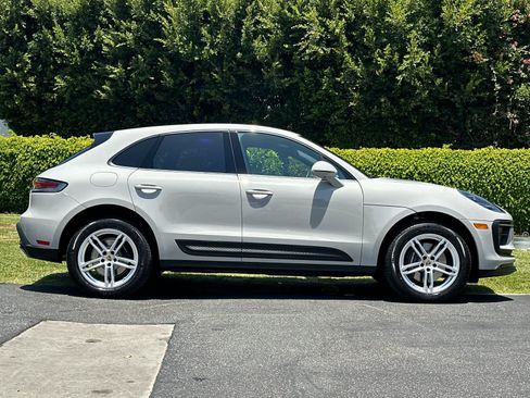 Certified 2025 Porsche Macan AWD/4WD image 9