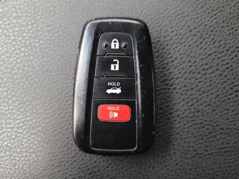 Used 2018 Toyota Camry XSE image 32