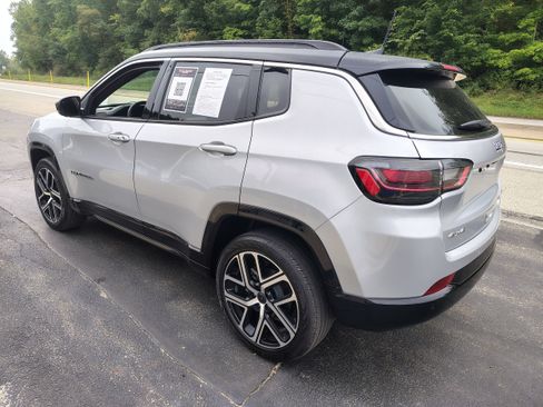 Certified 2025 Jeep Compass Limited w/ Elite Group AWD/4WD image 6