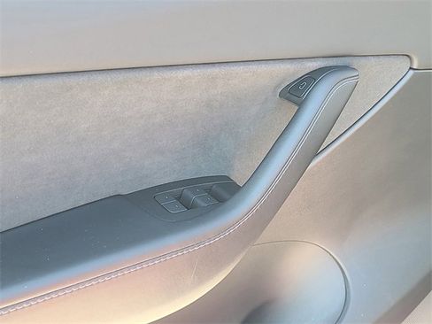 Used 2022 Tesla Model Y Performance image 23