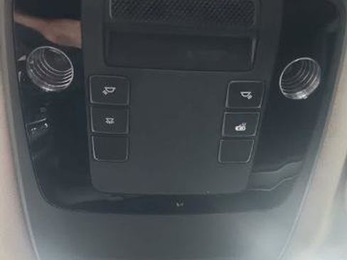 Used 2024 Kia Carnival LX FWD image 23