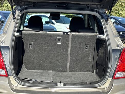 Used 2022 Chevrolet Trax LT w/ LT Convenience Package image 17