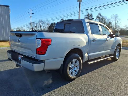 Used 2018 Nissan Titan SV w/ SV Convenience Package image 4