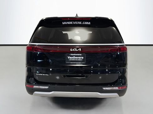 Used 2024 Kia Carnival LX FWD image 9