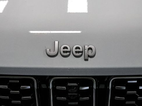 Used 2025 Jeep Grand Cherokee Summit AWD/4WD image 13