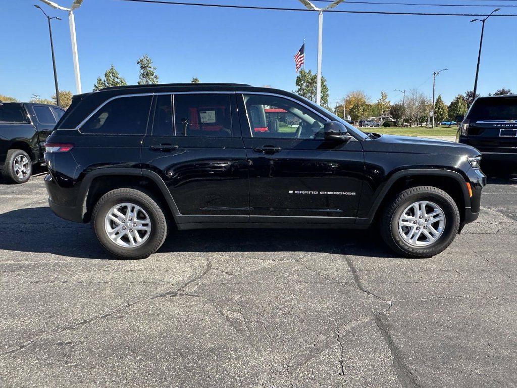Used 2025 Jeep Grand Cherokee Laredo w/ Luxury Tech Group I AWD/4WD image 2
