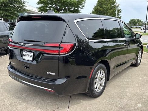 Used 2024 Chrysler Pacifica Touring-L FWD image 3