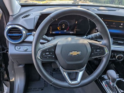 Used 2025 Chevrolet Trax LT w/ LT Convenience Package FWD image 21