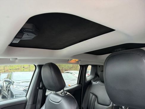 Used 2016 Jeep Renegade Latitude image 21