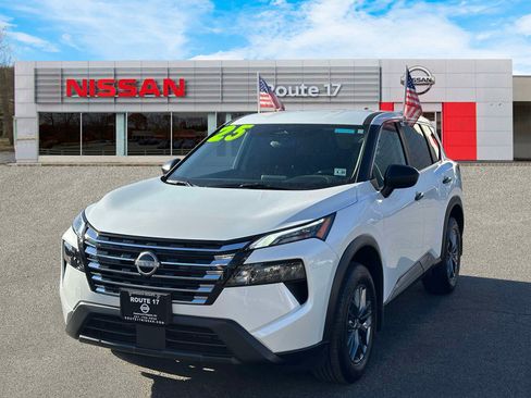 Used 2025 Nissan Rogue S image 2