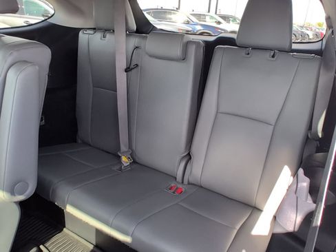 Used 2024 Toyota Highlander XLE AWD/4WD image 11