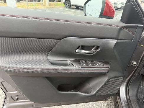 Used 2025 Nissan Kicks SR FWD image 11