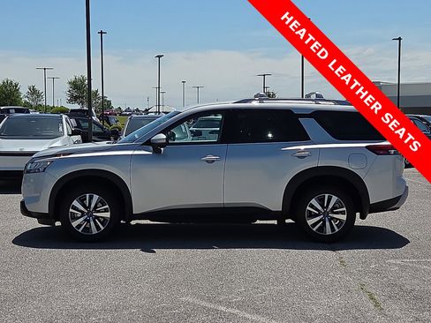 Used 2023 Nissan Pathfinder SL w/ Black Appearance Package AWD/4WD image 3